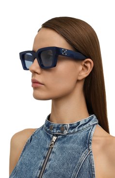Женские солнцезащитные очки OFF-WHITE синего цвета, арт. 0ERI126/4540 | Фото 2 (Нос: Не проставлено; Региональные ограничения белый список (Axapta Mercury): Не проставлено; Кросс-КТ: С/з-унисекс; Тип очков: С/з; Материал: Пластик; Очки форма: Квадратные; Оптика Гендер: оптика-унисекс)