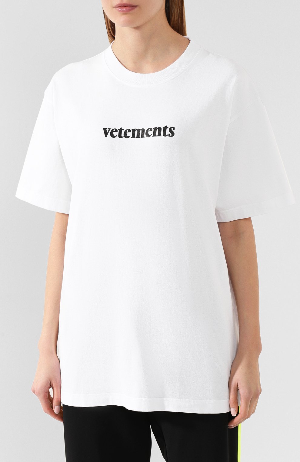Хлопковая футболка VETEMENTS белого цвета по цене 16450 руб., арт. SS20TR304 1610/W/WHITE, фото 3 Хлопковая футболка VETEMENTS, арт. SS20TR304 1610/W/WHITE, фото 3