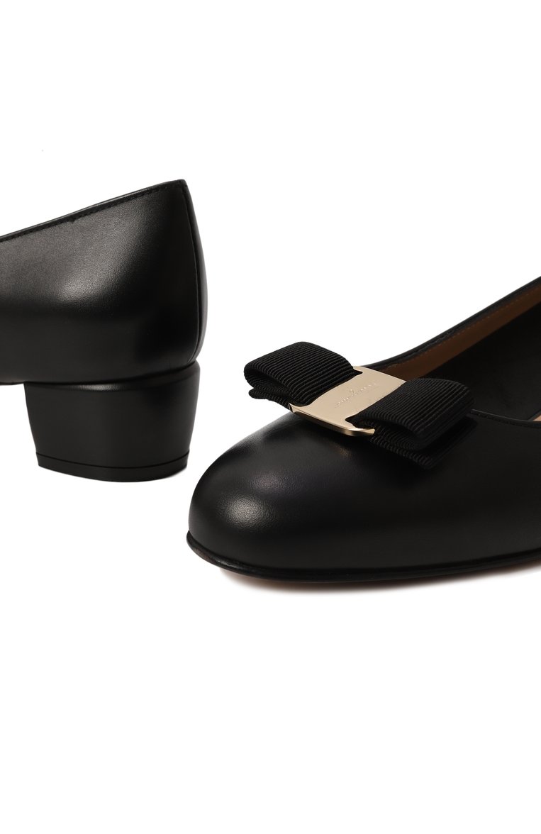 Женские кожаные туфли vara FERRAGAMO черного цвета, арт. 01G324/765658 | Фото 7 (Материал внешний: Натуральная кожа; Материал сплава: Проставлено; Драгоценные камни: Проставлено; Материал внутренний: Натуральная кожа; Каблук высота: Низкий; Подошва: Плоская; Каблук тип: Устойчивый)
