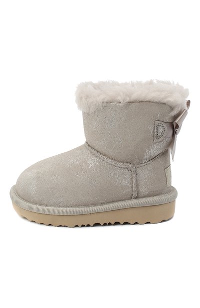 Угги mini bailey bow ii shimmer UGG серебряного цвета по цене 10600 руб., арт. 1116173T_GOA, фото 2 Угги mini bailey bow ii shimmer UGG, арт. 1116173T_GOA, фото 2