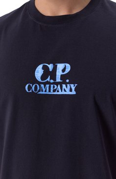 Мужская хлопковая футболка C.P. COMPANY темно-синего цвета, арт. 18CMTS143A006586W | Фото 5 (Материал внешний: Хлопок; Рукава: Короткие; Материал сплава: Проставлено; Драгоценные камни: Проставлено; Длина (для топов): Стандартные; Принт: С принтом; Стили: Кэжуэл; Мужское Кросс-КТ: Футболка-одежда; Кросс-КТ: Джерси)