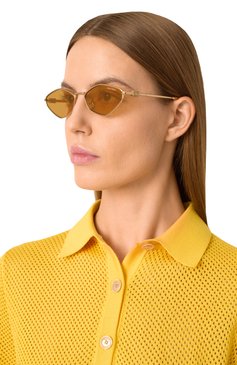 Женские солнцезащитные очки MIU MIU золотого цвета, арт. 56ZS-5AK40D | Фото 2 (Нос: Не проставлено; Региональные ограничения белый список (Axapta Mercury): Не проставлено; Материал: Металл; Тип очков: С/з; Очки форма: Овальные; Оптика Гендер: оптика-женское)