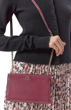 Женская сумка furla camelia FURLA бордового цвета, арт. WE00528/ARE000 | Фото 2 (Драгоценные камни: Проставлено; Размер: small; Материал: Натуральная кожа; Материал сплава: Проставлено; Ремень/цепочка: На ремешке)
