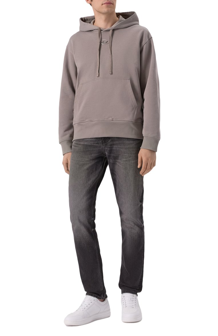 Мужской хлопковое худи DIESEL серого цвета, арт. A09856/0BMBJ | Фото 2 (Длина (для топов): Стандартные; Рукава: Длинные; Принт: Без принта; Мужское Кросс-КТ: Худи-одежда; Стили: Спорт-шик; Материал внешний: Хлопок)