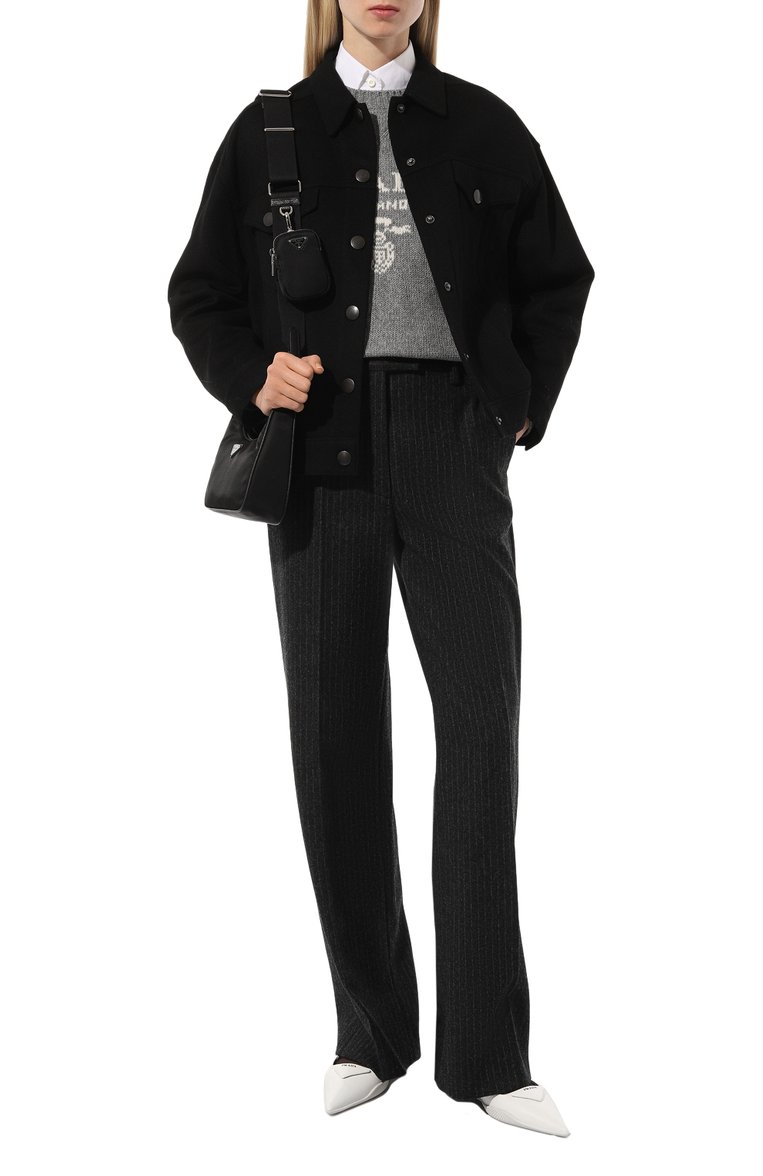 Женские шерстяные брюки PRADA темно-серого цвета, арт. P290EG-1ZJ8-F0480-212 | Фото 2 (Материал внешний: Шерсть; Длина (брюки, джинсы): Стандартные; Женское Кросс-КТ: Брюки-одежда; Материал сплава: Проставлено; Силуэт Ж (брюки и джинсы): Расклешенные; Драгоценные камни: Проставлено; Стили: Кэжуэл)