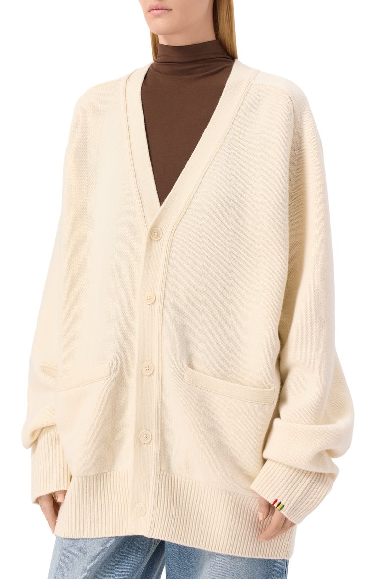 Женский кашемировый кардиган EXTREME CASHMERE кремового цвета, арт. 244-035-01-TU-02 | Фото 3 (Рукава: Длинные; Материал внешний: Кашемир, Шерсть; Длина (для топов): Стандартные; Стили: Кэжуэл; Женское Кросс-КТ: кардиган-трикотаж; Застежка: Пуговицы)