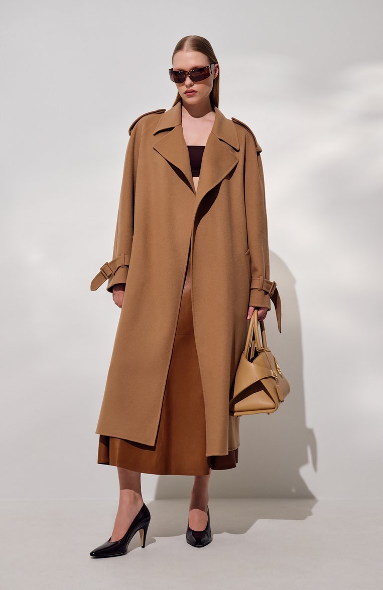 Женская сумка hug medium FERRAGAMO бежевого цвета, арт. 215608/769115 | Фото 8 (Ремень/цепочка: На ремешке; Материал: Натуральная кожа; Размер: medium)