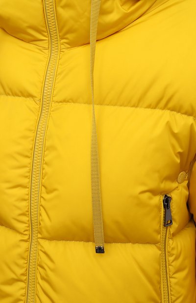 Пуховик MONCLER желтого цвета по цене 160500 руб., арт. G2-093-1A000-08-54155, фото 5 Пуховик MONCLER, арт. G2-093-1A000-08-54155, фото 5