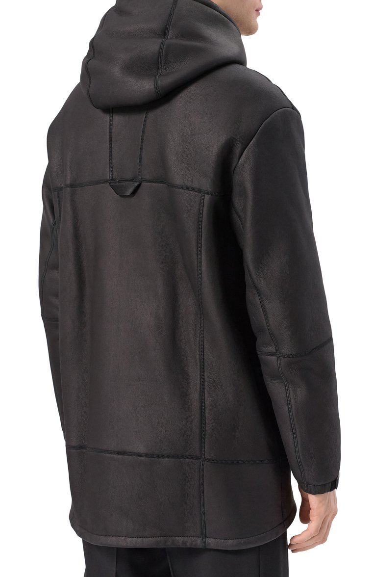 Мужская дубленка из овчины PRADA черного цвета, арт. UPS477-1H44-F0002 | Фото 4 (Рукава: Длинные; Мужское Кросс-КТ: Верхняя одежда; Стили: Кэжуэл; Длина (верхняя одежда): До середины бедра; Материал внешний: Натуральный мех)