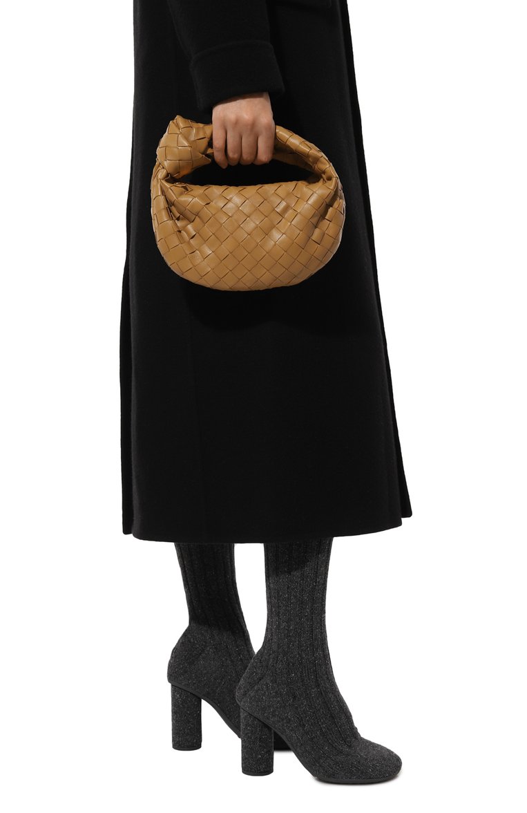 Женская сумка jodie mini BOTTEGA VENETA светло-коричневого цвета, арт. 651876-VCPP5 | Фото 2 (Материал: Натуральная кожа; Размер: mini)