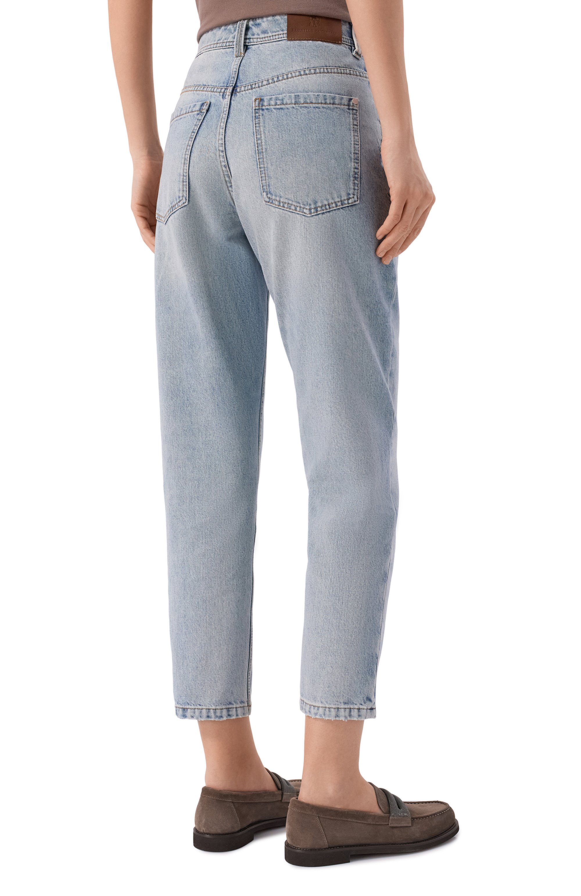 Джинсы baggy tapered BRUNELLO CUCINELLI голубого цвета по цене 133000 руб., арт. MA095P5319, фото 4 Джинсы baggy tapered BRUNELLO CUCINELLI, арт. MA095P5319, фото 4