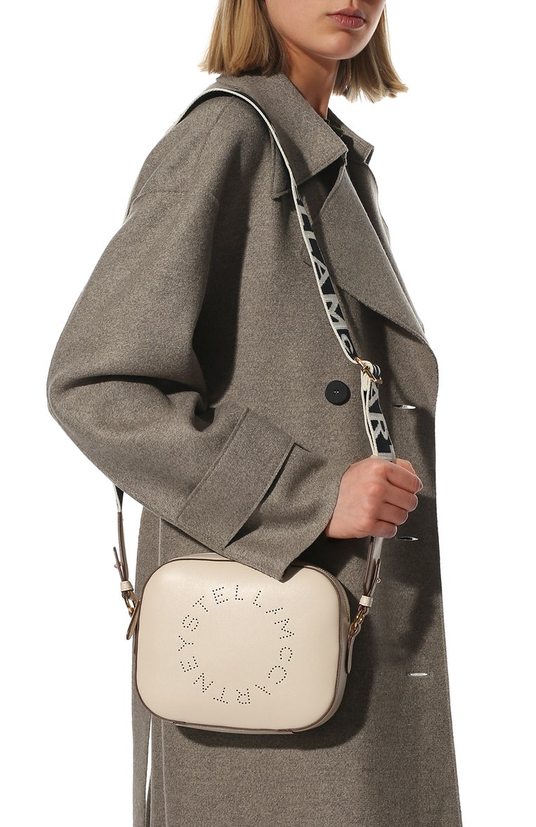 Женская сумка stella logo mini STELLA MCCARTNEY кремового цвета, арт. 700266/W8542 | Фото 2 (Сумки-технические: Сумки через плечо; Материал: Экокожа, Текстиль; Ремень/цепочка: На ремешке; Размер: mini)