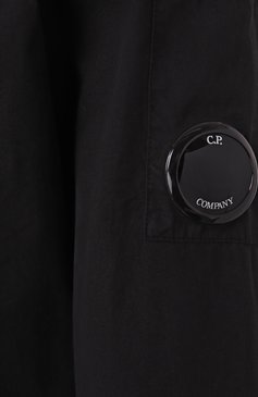 Мужская хлопковая рубашка C.P. COMPANY черного цвета, арт. 18CMSH140A110143G | Фото 6 (Драгоценные камни: Проставлено; Материал внешний: Хлопок; Длина (для топов): Стандартные; Материал сплава: Проставлено; Рукава: Длинные; Манжеты: На пуговицах; Принт: Однотонные; Воротник: Кент; Стили: Кэжуэл; Случай: Повседневный)
