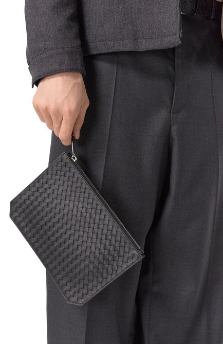 Мужская клатч BOTTEGA VENETA черного цвета, арт. 805829 V4LQ3 | Фото 2 (Драгоценные камни: Проставлено; Материал: Натуральная кожа; Материал сплава: Проставлено; Размер: small)