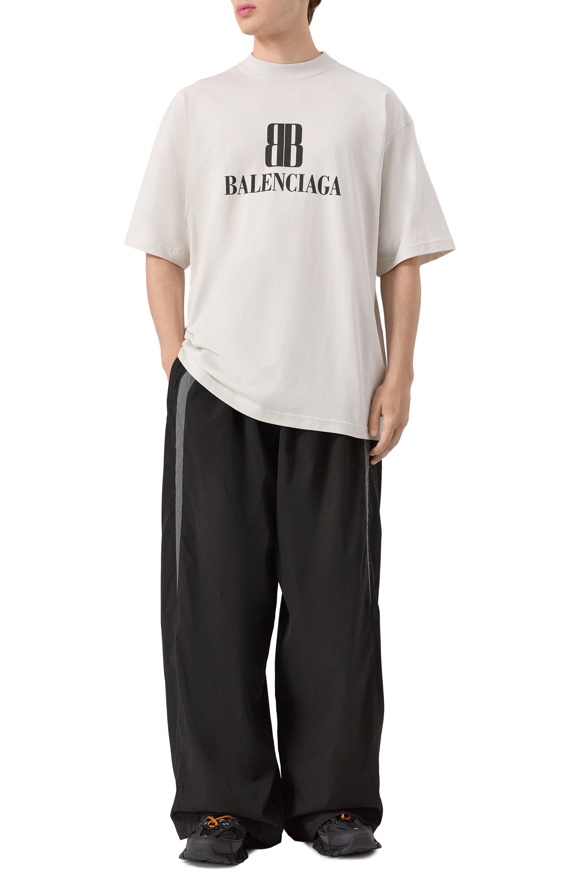 Хлопковая футболка BALENCIAGA белого цвета по цене 77950 руб., арт. 764235/TSVU4, фото 2 Хлопковая футболка BALENCIAGA, арт. 764235/TSVU4, фото 2