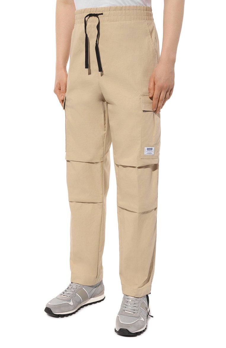 Мужские хлопковые брюки-карго HUGO бежевого цвета, арт. 50517923 | Фото 3 (Силуэт М (брюки): Карго; Длина (брюки, джинсы): Стандартные; Случай: Повседневный; Стили: Гранж; Материал сплава: Проставлено; Материал внешний: Хлопок; Драгоценные камни: Проставлено)