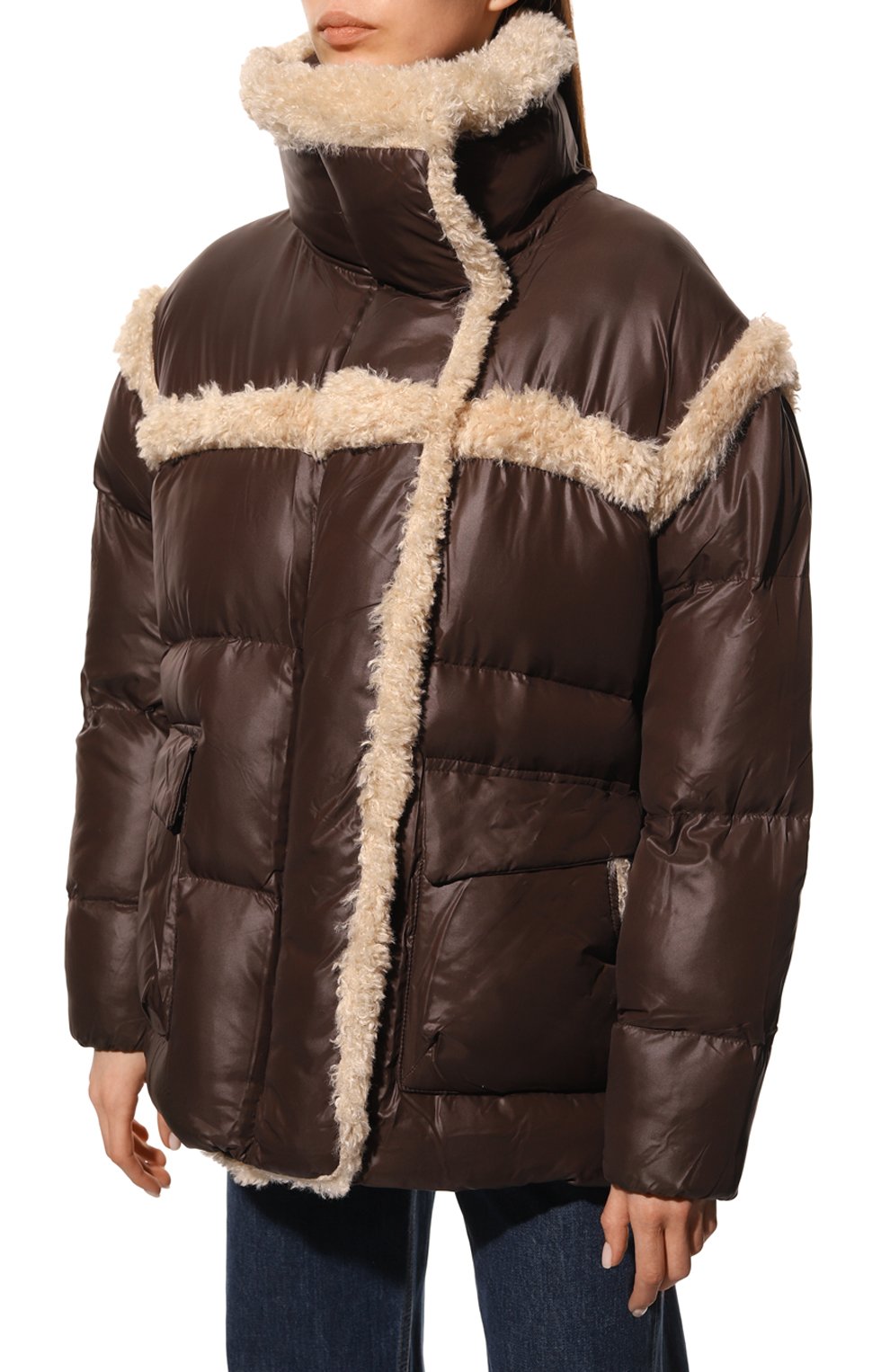 Пуховик URBANCODE STUDIO темно-коричневого цвета по цене 39950 руб., арт. BJ18508, фото 3 Пуховик URBANCODE STUDIO, арт. BJ18508, фото 3