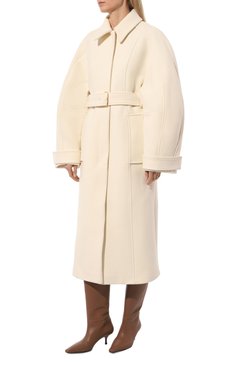 Женское шерстяное пальто JACQUEMUS кремвого цвета, арт. 24H243C0068/1614 | Фото 3 (Драгоценные камни: Проставлено; Материал сплава: Проставлено; Материал внешний: Шерсть; Рукава: Длинные; Длина (верхняя одежда): Длинные; Стили: Минимализм; 1-2-бортные: Однобортные)
