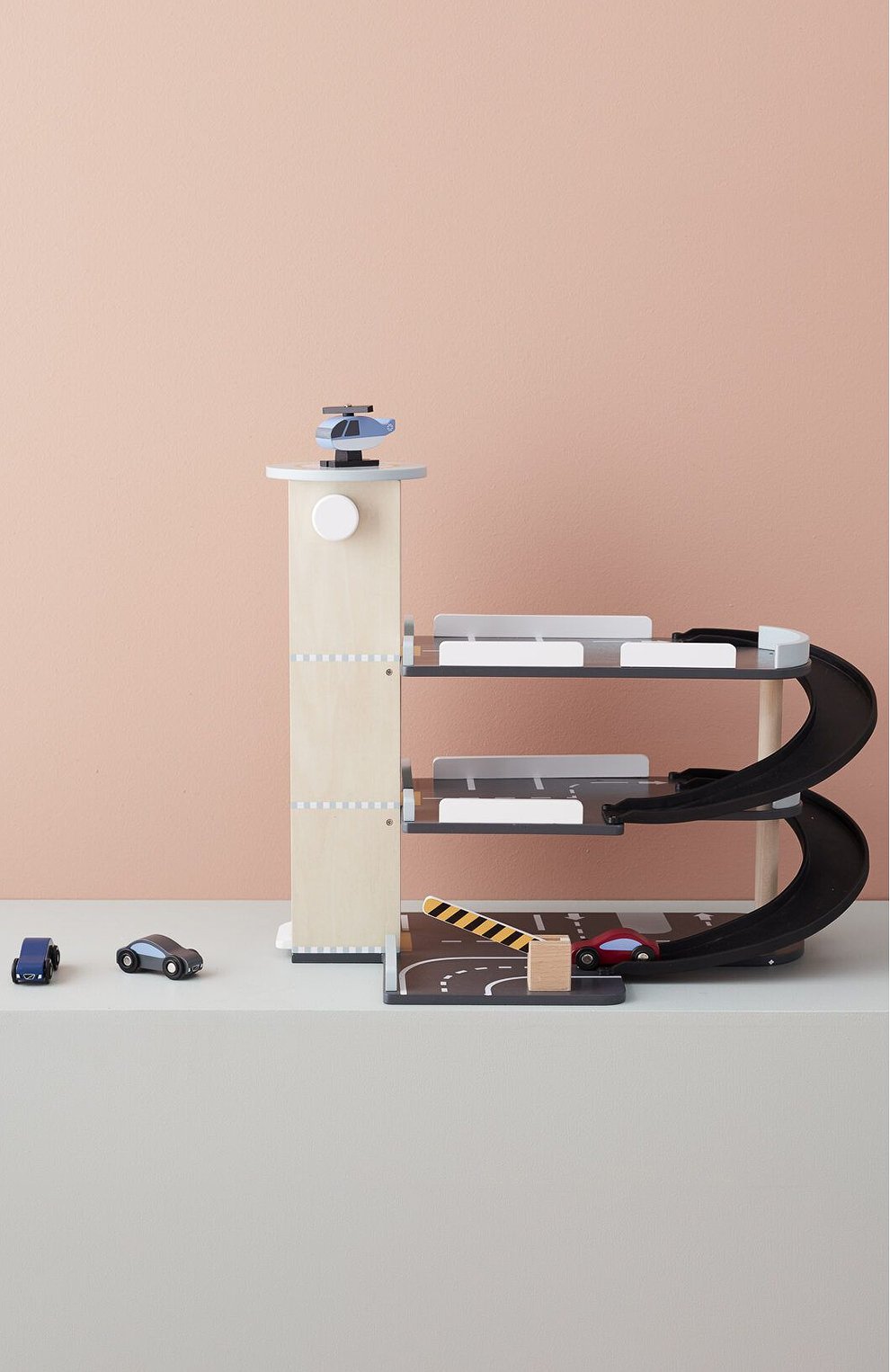 Игрушечная парковка KID`S CONCEPT черного цвета по цене 18950 руб., арт. 1000308, фото 3 Игрушечная парковка KID`S CONCEPT, арт. 1000308, фото 3