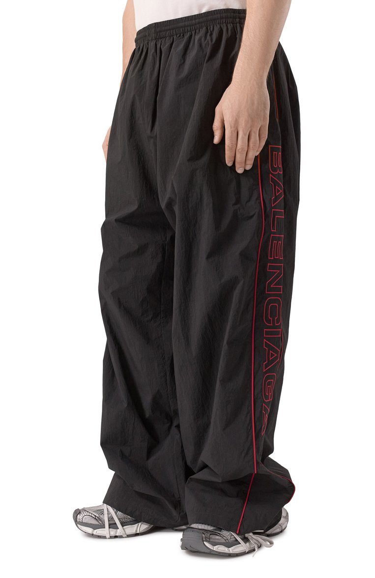 Мужские брюки BALENCIAGA черного цвета, арт. 814573/TR032 | Фото 3 (Длина (брюки, джинсы): Стандартные; Материал внешний: Синтетический материал; Случай: Повседневный; Стили: Кэжуэл; Автоматизация ТО: Проставлено; Автоматизация состава: Проставлено)