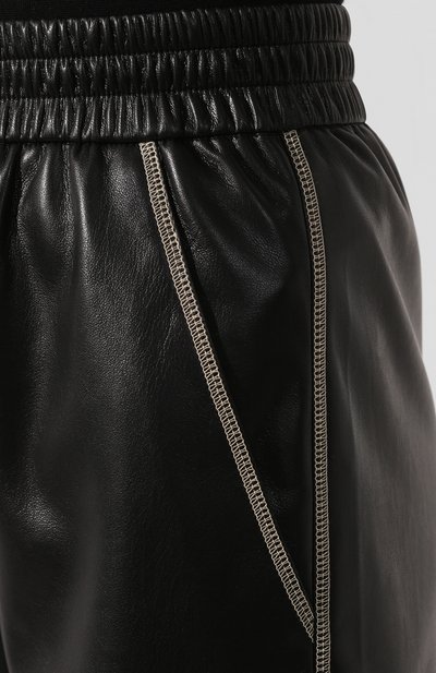 Брюки с отворотами NANUSHKA черного цвета по цене 45500 руб., арт. SELAH_BLACK_VEGAN LEATHER, фото 5 Брюки с отворотами NANUSHKA, арт. SELAH_BLACK_VEGAN LEATHER, фото 5