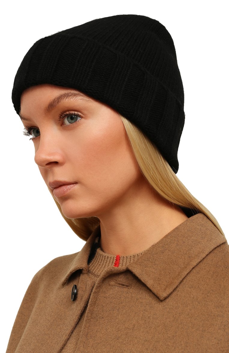 Женская кашемировая шапка EMPORIO ARMANI черного цвета, арт. 637547/0A461 | Фото 2 (Материал: Шерсть, Кашемир, Текстиль; Нос: Не проставлено)