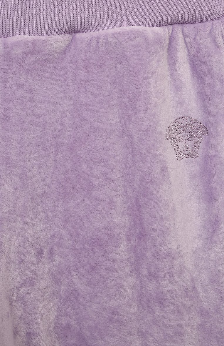 Детские велюровые брюки VERSACE сиреневого цвета, арт. 1016333/1A11456/4-6 | Фото 3 (Материал сплава: Проставлено; Материал внешний: Синтетический материал; Нос: Не проставлено; Случай: Повседневный; Ростовка одежда: 4 года | 104 см, 5 лет | 110 см, 6 лет | 116 см)