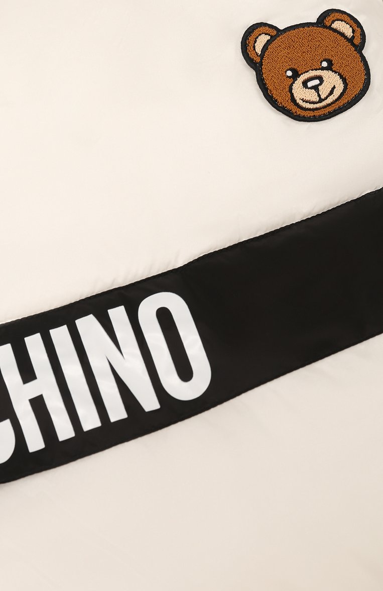 Детский утепленный конверт MOSCHINO кремового цвета, арт. MUE00I/L3A22 | Фото 3 (Тематический товар: Teddy Bear; Материал: Синтетический материал, Текстиль; Нос: Не проставлено; Материал сплава: Проставлено; Региональные ограничения белый список (Axapta Mercury): Не проставлено)