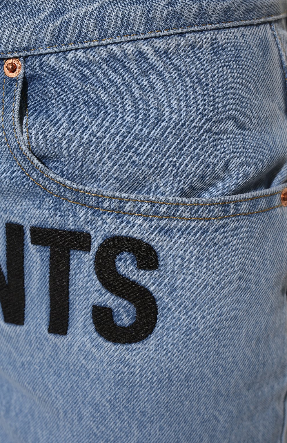 Джинсы VETEMENTS голубого цвета по цене 157000 руб., арт. WE52PA500N 2802/LIGHT BLUE, фото 5 Джинсы VETEMENTS, арт. WE52PA500N 2802/LIGHT BLUE, фото 5
