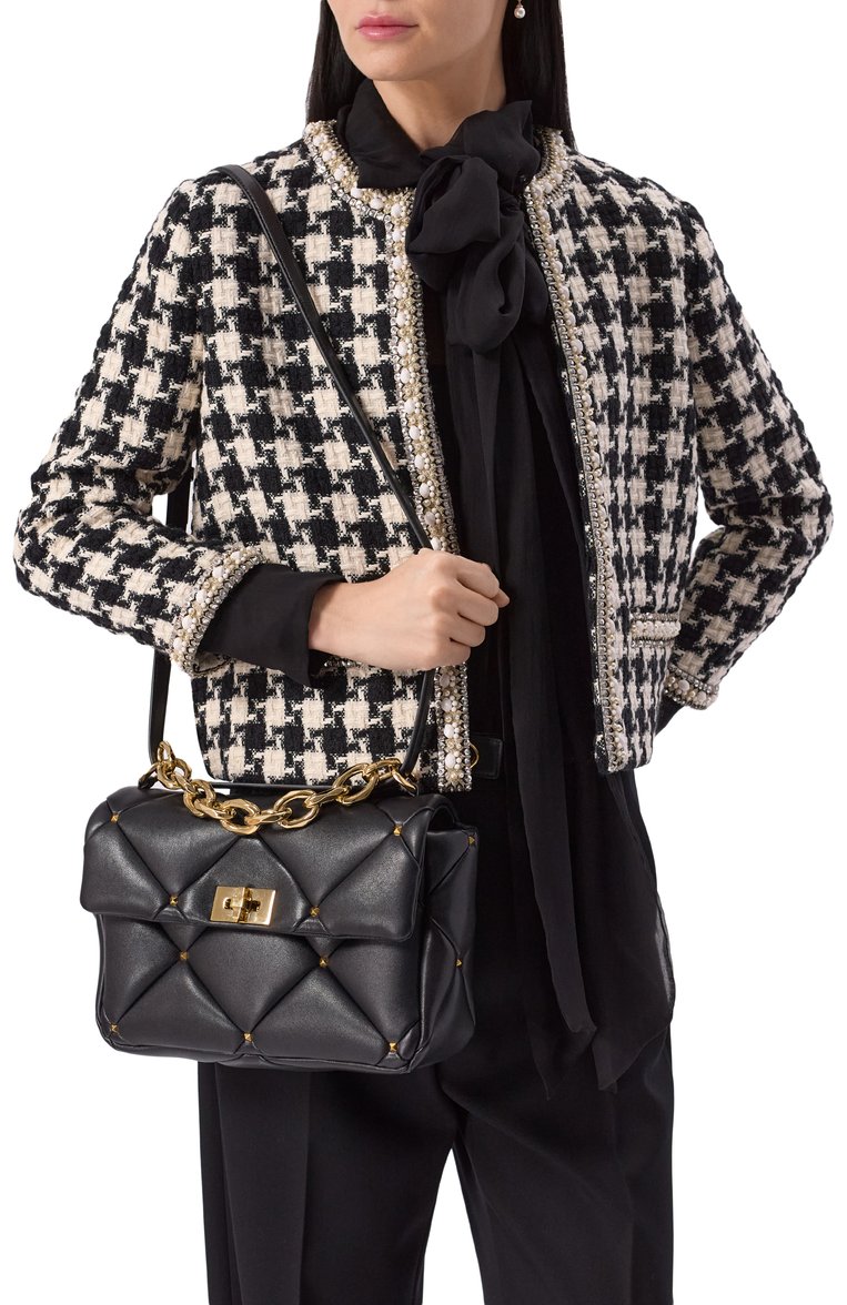 Женская сумка roman stud large VALENTINO черного цвета, арт. 5W2B0Q25/SNL | Фото 2 (Материал: Натуральная кожа; Ремень/цепочка: На ремешке; Материал сплава: Проставлено; Размер: large; Драгоценные камни: Проставлено)