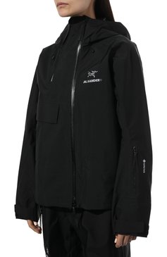 Женская куртка с капюшоном arc’teryx x jil sander+ JIL SANDER черного цвета, арт. JPPT684212-WT466818A | Фото 3 (Длина (верхняя одежда): Короткие; Материал внешний: Синтетический материал; Рукава: Длинные; Кросс-КТ: Куртка, Ветровка; Стили: Спорт-шик; Драгоценные камни: Проставлено; Материал сплава: Проставлено)