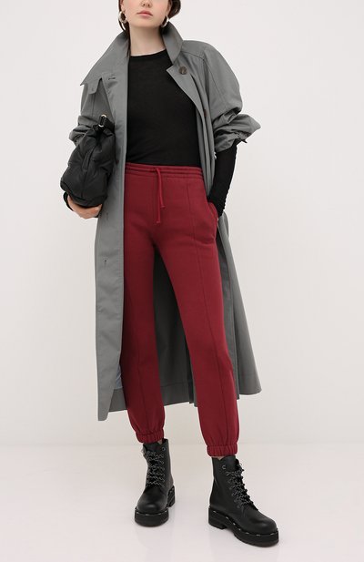 Хлопковые джоггеры VETEMENTS бордового цвета по цене 79950 руб., арт. WAH21TR645 1601/B0RDEAUX, фото 2 Хлопковые джоггеры VETEMENTS, арт. WAH21TR645 1601/B0RDEAUX, фото 2