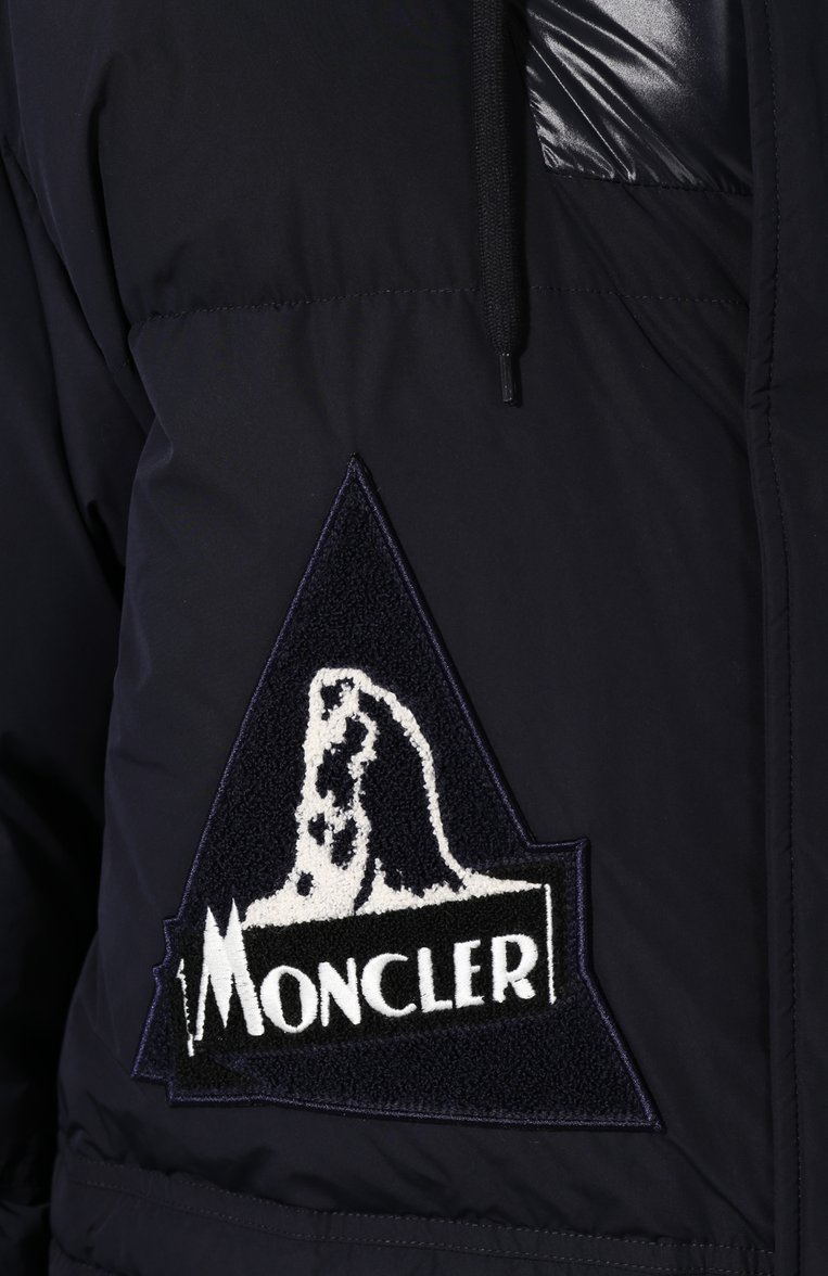 Мужская пуховая парка dedion MONCLER темно-синего цвета, арт. E2-091-42364-85-C0279 | Фото 5 (Статус проверки: Проверена категория; Материал утеплителя: Пух и перо; Материал внешний: Синтетический материал; Материал подклада: Синтетический материал; Мужское Кросс-КТ: Пуховик-верхняя одежда, Верхняя одежда, пуховик-короткий; Длина (верхняя одежда): До середины бедра; Рукава: Длинные; Кросс-КТ: Пуховик, парка; Драгоценные камни: Проставлено; Материал сплава: Проставлено; Стили: Кэжуэл)