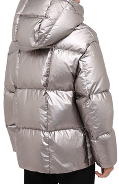 Женский пуховик MONCLER серебряного цвета, арт. F2-093-1A51N-00-V0124 | Фото 4 (Рукава: Длинные; Материал утеплителя: Пух и перо; Длина (верхняя одежда): Короткие; Материал подклада: Синтетический материал; Материал внешний: Хлопок; Женское Кросс-КТ: Пуховик-куртка; Стили: Спорт-шик; Кросс-КТ: Пуховик; Драгоценные камни: Проставлено; Материал сплава: Проставлено)