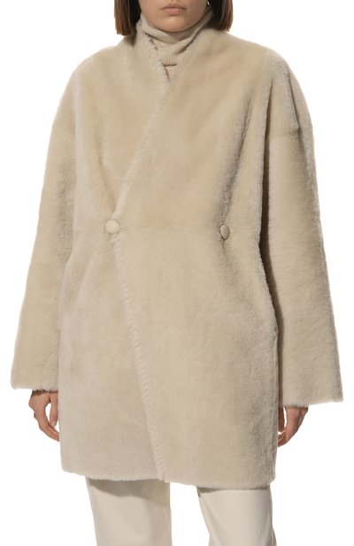 Шуба из овчины ALINE кремового цвета по цене 250000 руб., арт. AL22FW010907, фото 3 Шуба из овчины ALINE, арт. AL22FW010907, фото 3