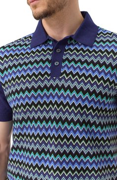 Мужское хлопковое поло MISSONI синего цвета, арт. US25S20L/BK040U | Фото 5 (Длина (для топов): Стандартные; Драгоценные камни: Проставлено; Материал сплава: Проставлено; Рукава: Короткие; Кросс-КТ: Трикотаж; Застежка: Пуговицы; Принт: С принтом; Стили: Кэжуэл; Материал внешний: Хлопок)