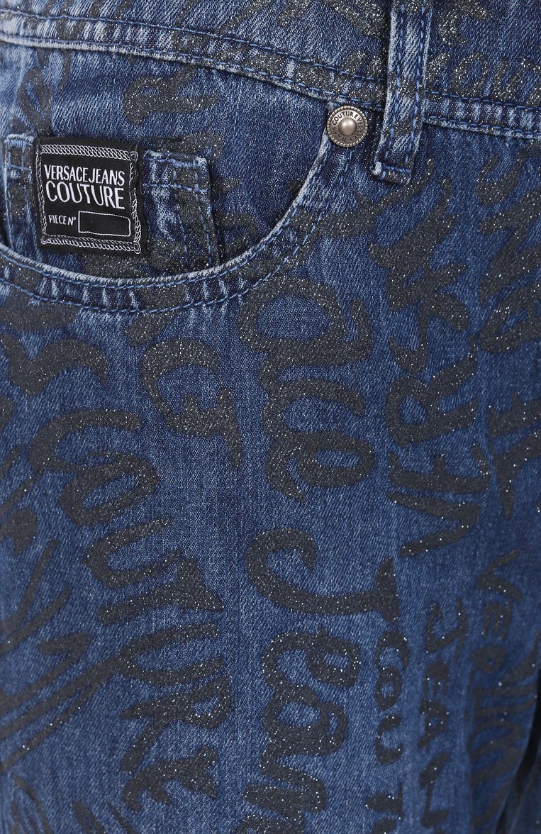 Женские джинсы VERSACE JEANS COUTURE синего цвета, арт. 78HAB50G/DS025LF1 | Фото 6 (Автоматизация состава: Проставлено; Длина (брюки, джинсы): Удлиненные; Материал внешний: Хлопок, Деним; Автоматизация ТО: Проставлено; Детали: Принт; Силуэт Ж (брюки и джинсы): Широкие; Стили: Кэжуэл; Кросс-КТ: Деним)