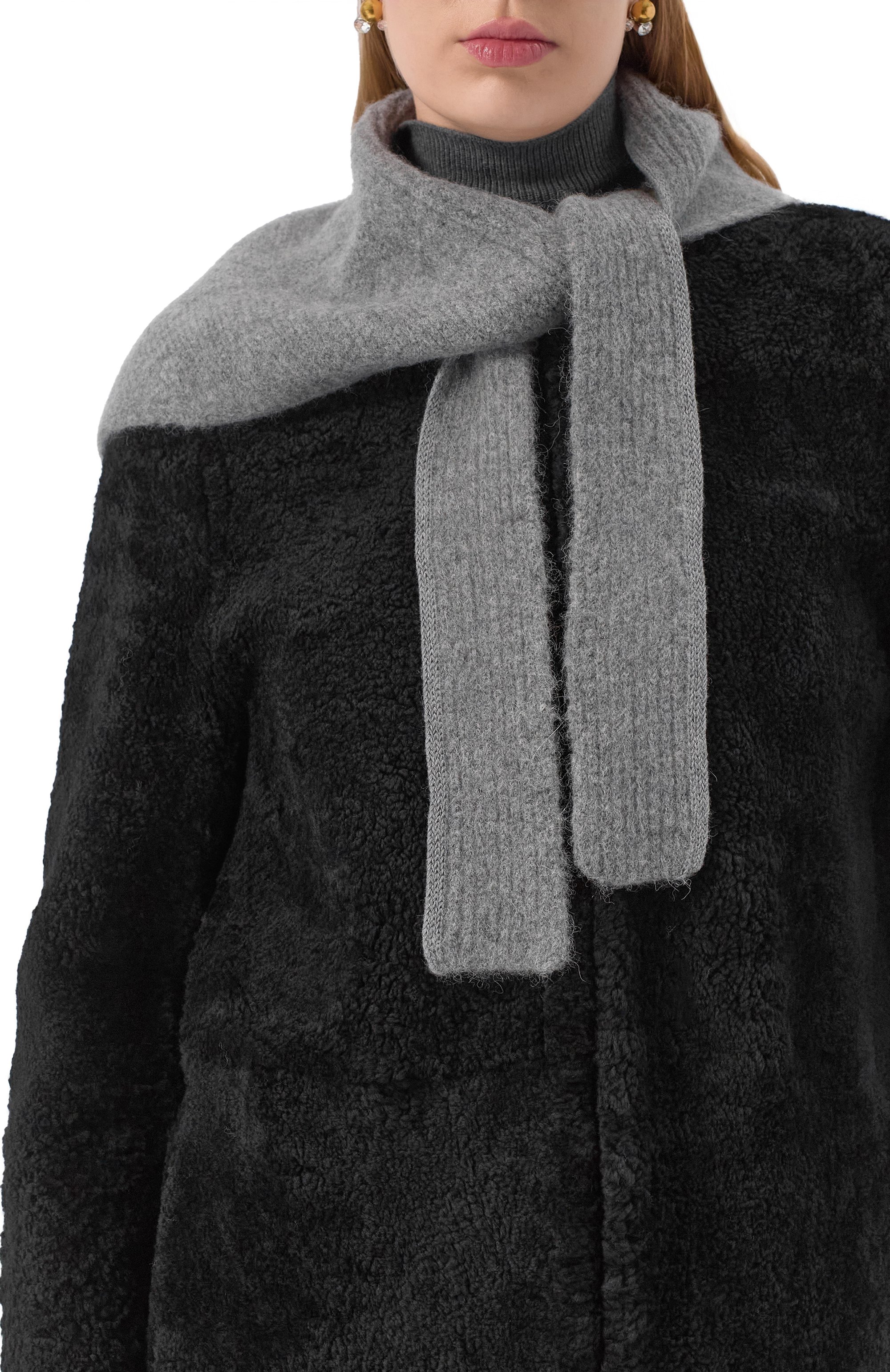 Шерстяной шарф-косынка JACQUEMUS серого цвета по цене 29950 руб., арт. 24HACU00669/AK00227, фото 2 Шерстяной шарф-косынка JACQUEMUS, арт. 24HACU00669/AK00227, фото 2