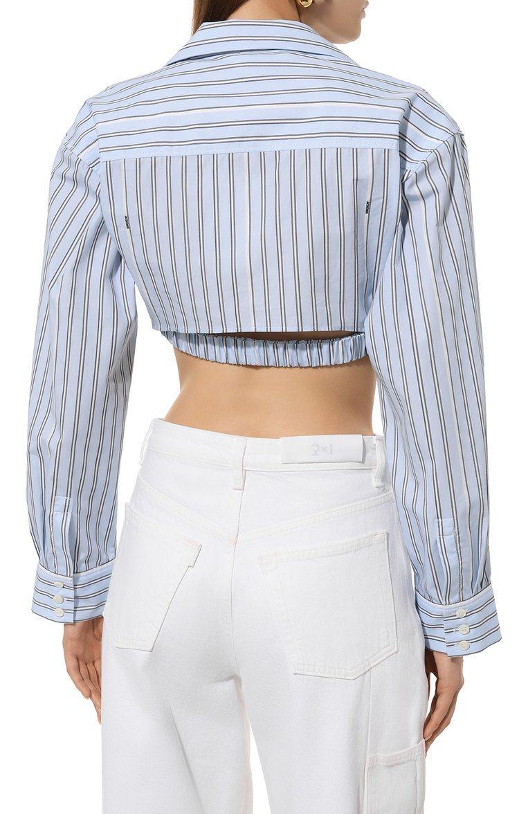 Женская хлопковая рубашка JACQUEMUS голубого цвета, арт. 24E/233SH042 | Фото 4 (Материал внешний: Хлопок; Длина (для топов): Укороченные; Рукава: Длинные; Принт: С принтом, Полоска; Стили: Кэжуэл; Женское Кросс-КТ: Рубашка-одежда)