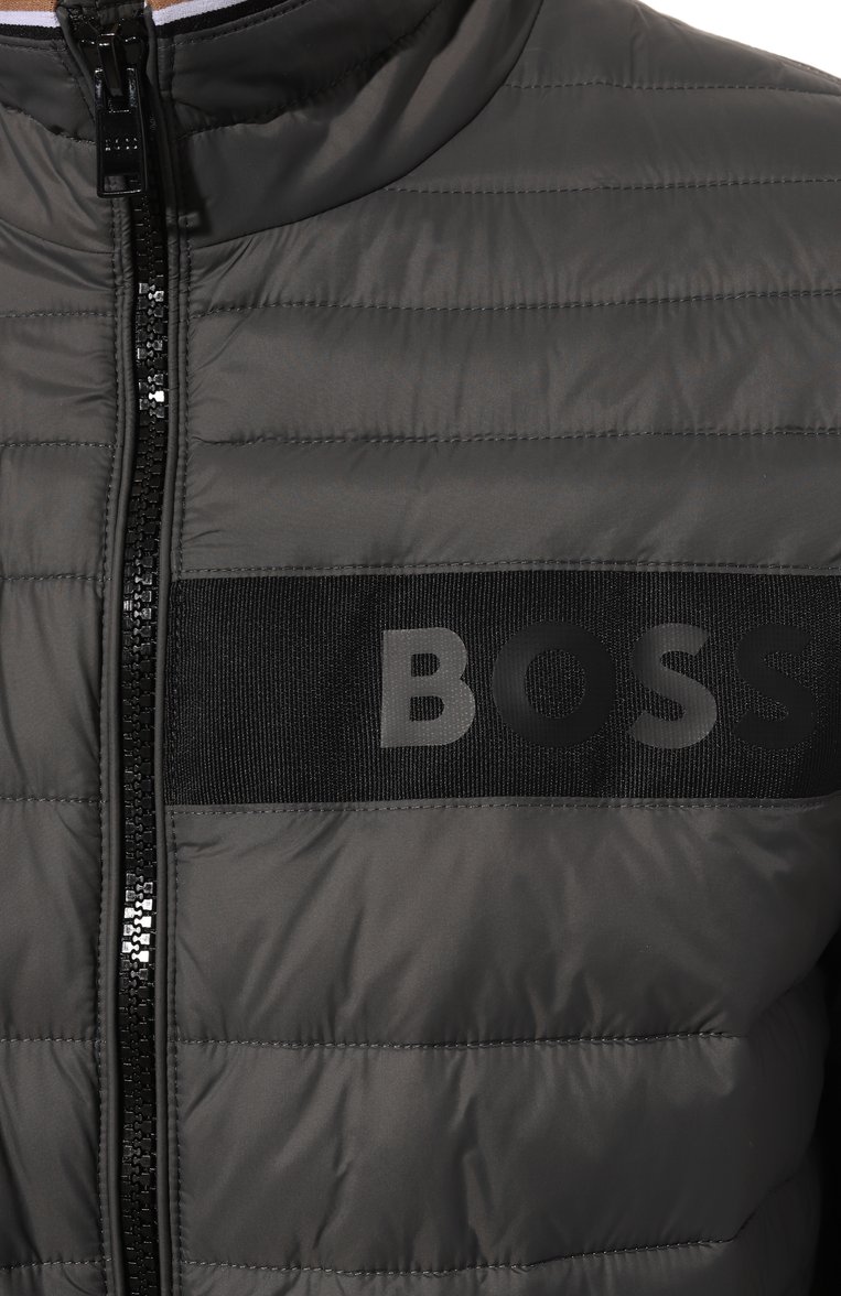 Мужская утепленная куртка BOSS серого цвета, арт. 50464308 | Фото 5 (Драгоценные камни: Проставлено; Рукава: Длинные; Материал внешний: Синтетический материал; Длина (верхняя одежда): Короткие; Материал сплава: Проставлено; Материал подклада: Синтетический материал; Мужское Кросс-КТ: утепленные куртки, Подстежка; Стили: Кэжуэл; Кросс-КТ: Утепленные)