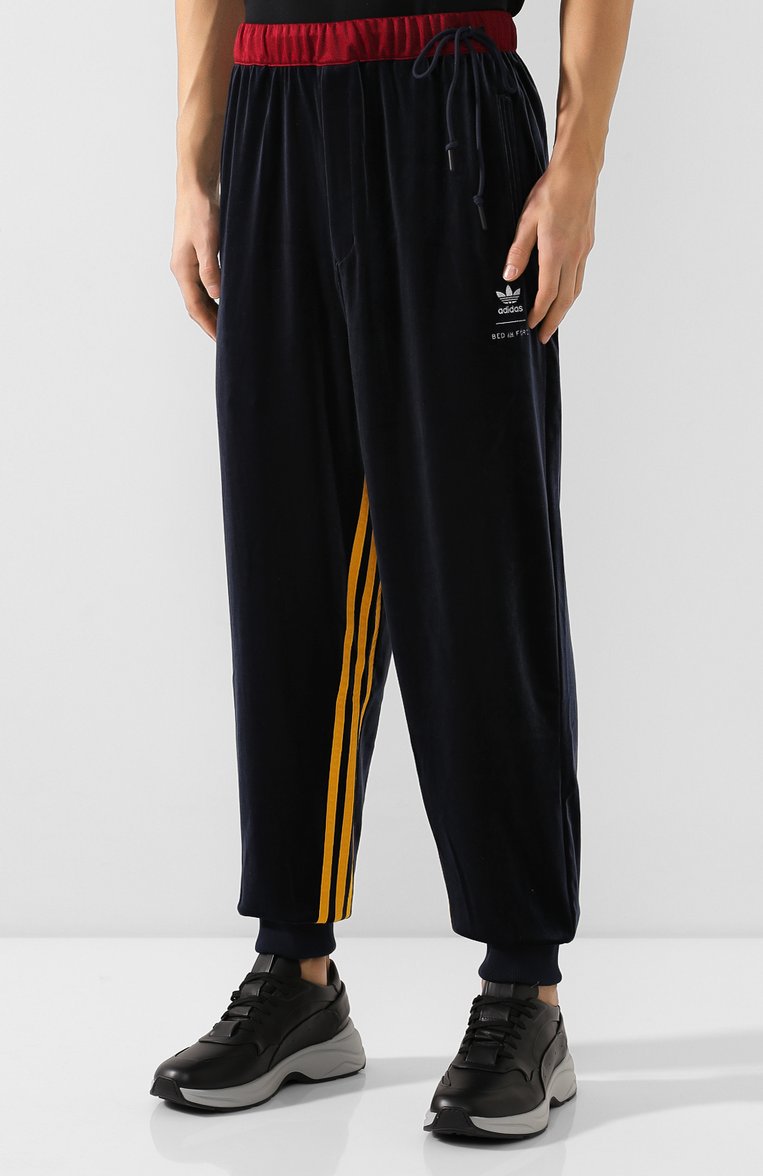 Мужские брюки adidas originals x bed j.w. ford ADIDAS ORIGINALS темно-синего цвета, �арт. FI8839 | Фото 3 (Материал внешний: Синтетический материал; Силуэт М (брюки): Джоггеры; Длина (брюки, джинсы): Стандартные; Стили: Бохо)