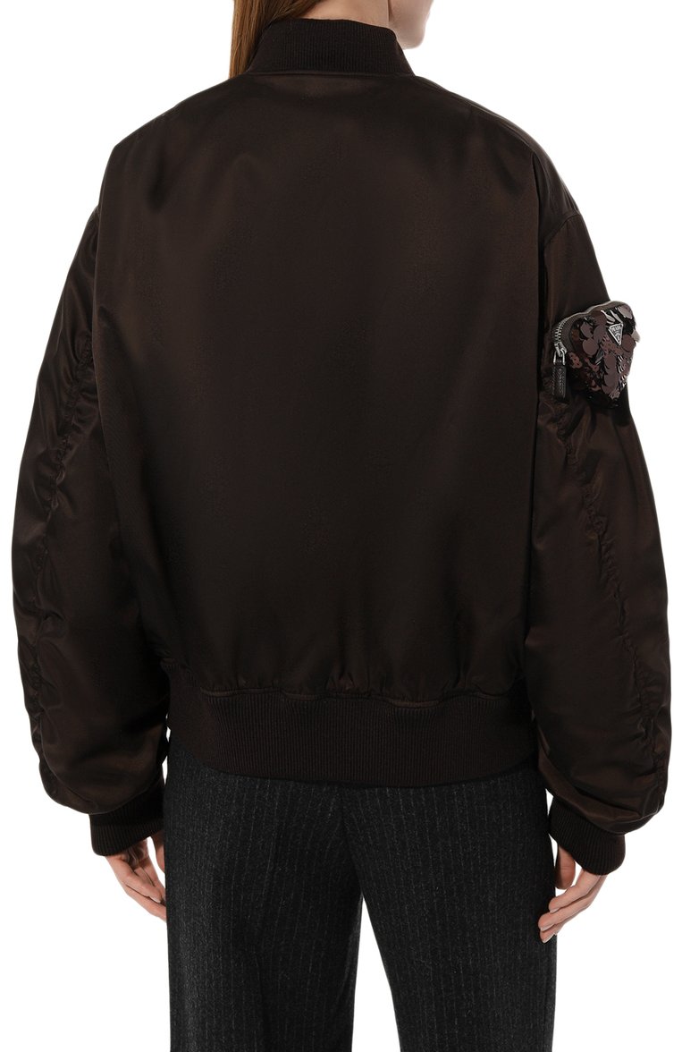 Женский бомбер PRADA коричневого цвета, арт. 29S993-1WQ8-F0003-212 | Фото 4 (Рукава: Длинные; Материал внешний: Синтетический материал; Длина (верхняя одежда): Ко�роткие; Кросс-КТ: Куртка, Легкие; Стили: Кэжуэл)
