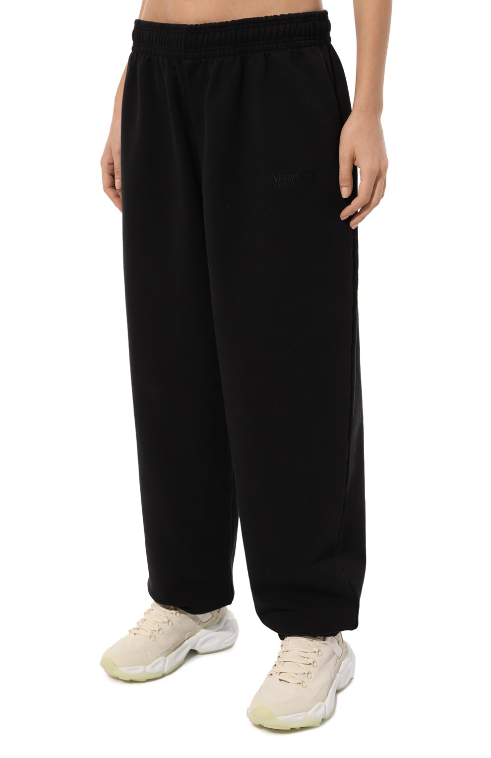 Хлопковые джоггеры VETEMENTS черного цвета по цене 87800 руб., арт. UE64SP400B, фото 3 Хлопковые джоггеры VETEMENTS, арт. UE64SP400B, фото 3