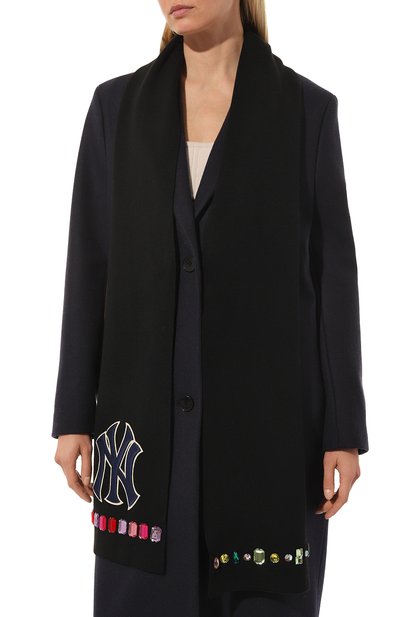 Шерстяной шарф gucci x ny yankees GUCCI черного цвета по цене 79200 руб., арт. 543715 3G206, фото 2 Шерстяной шарф gucci x ny yankees GUCCI, арт. 543715 3G206, фото 2