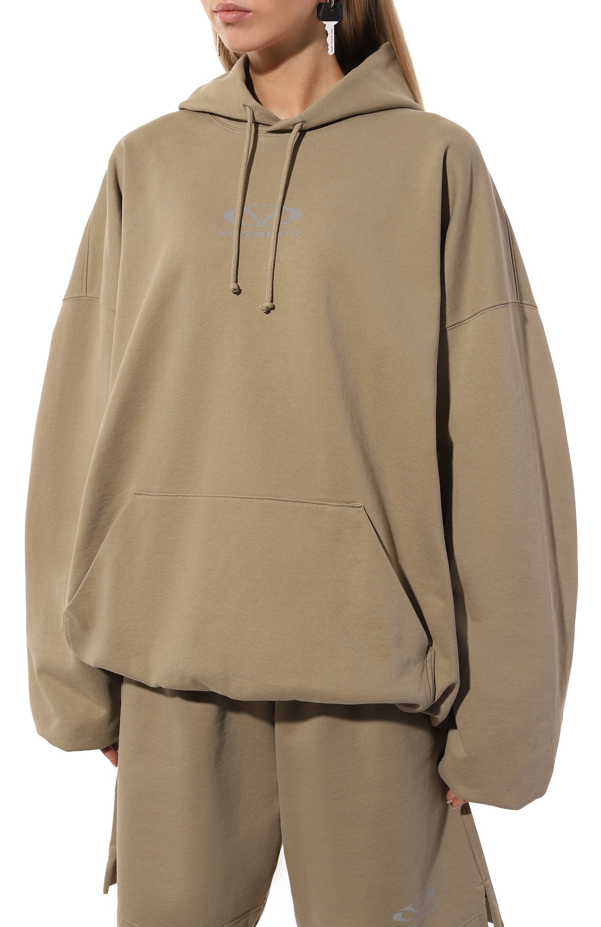 Хлопковое худи VETEMENTS хаки цвета по цене 91950 руб., арт. UA66HD600T, фото 3 Хлопковое худи VETEMENTS, арт. UA66HD600T, фото 3