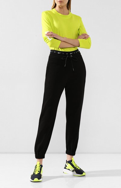 Джоггеры reebok x victoria beckham REEBOK черного цвета по цене 31600 руб., арт. FQ7201, фото 2 Джоггеры reebok x victoria beckham REEBOK, арт. FQ7201, фото 2