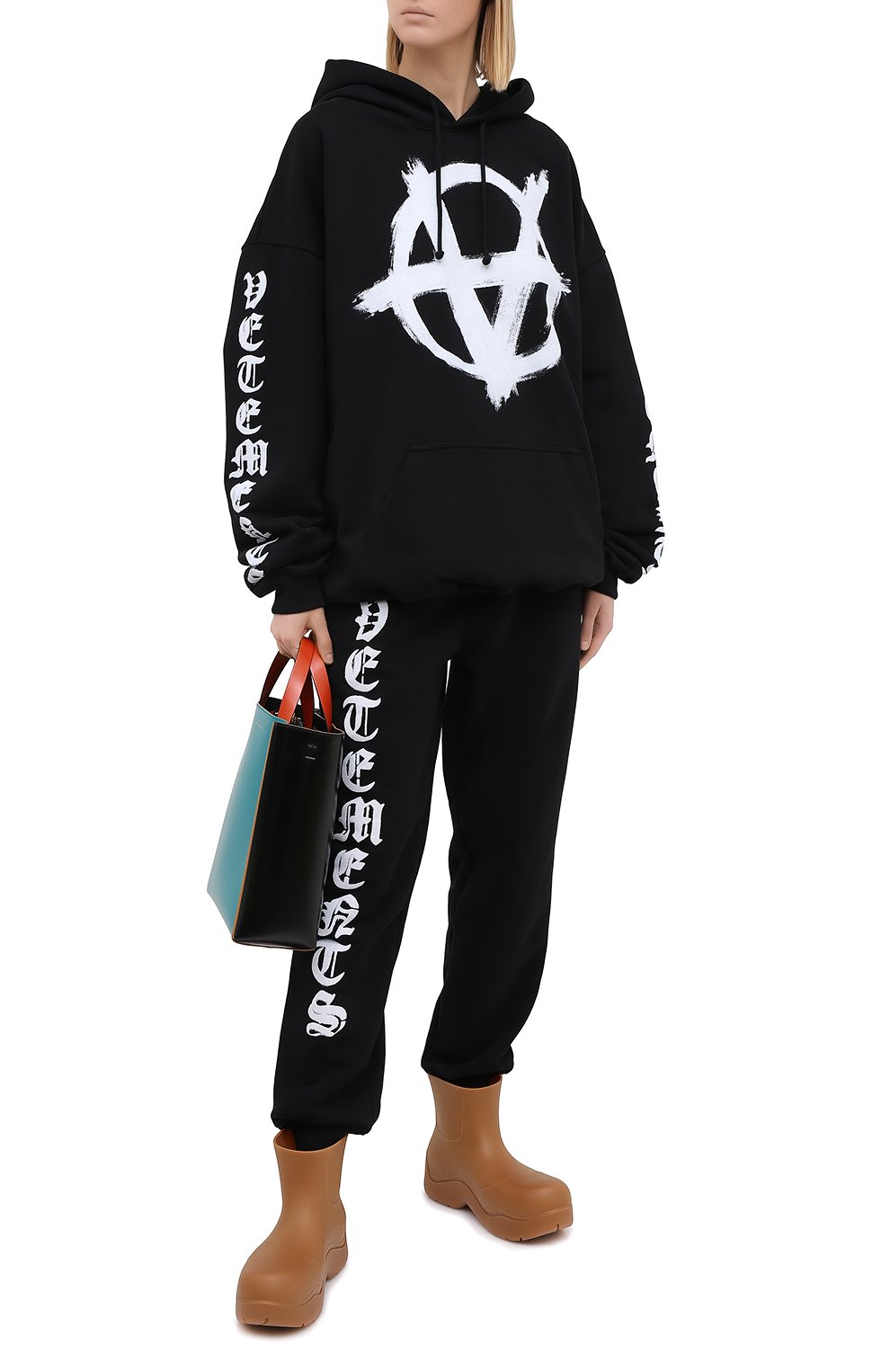 Хлопковые джоггеры VETEMENTS черного цвета по цене 59900 руб., арт. ME51PA820B 1601/W, фото 2 Хлопковые джоггеры VETEMENTS, арт. ME51PA820B 1601/W, фото 2