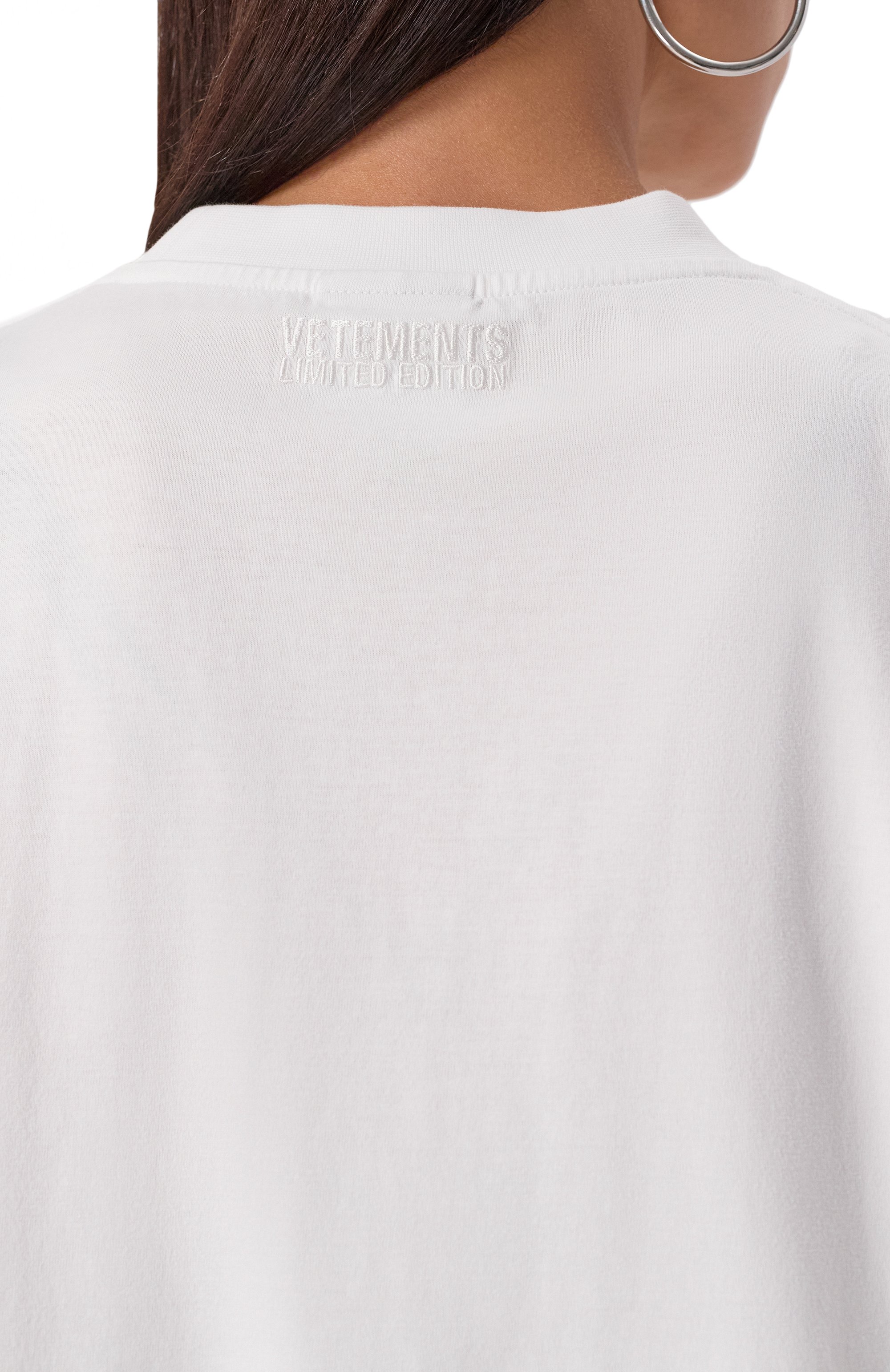 Хлопковая футболка VETEMENTS белого цвета по цене 47600 руб., арт. UA65TR100W, фото 5 Хлопковая футболка VETEMENTS, арт. UA65TR100W, фото 5