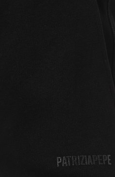 Женские хлопковые джоггеры PATRIZIA PEPE черного цвета, арт. 8P0549_J096 | Фо�то 5 (Длина (брюки, джинсы): Стандартные; Женское Кросс-КТ: Брюки-одежда, Джоггеры - брюки; Силуэт Ж (брюки и джинсы): Джоггеры; Материал сплава: Проставлено; Материал внешний: Хлопок; Стили: Спорт-шик; Драгоценные камни: Проставлено; Материал подклада: Хлопок)