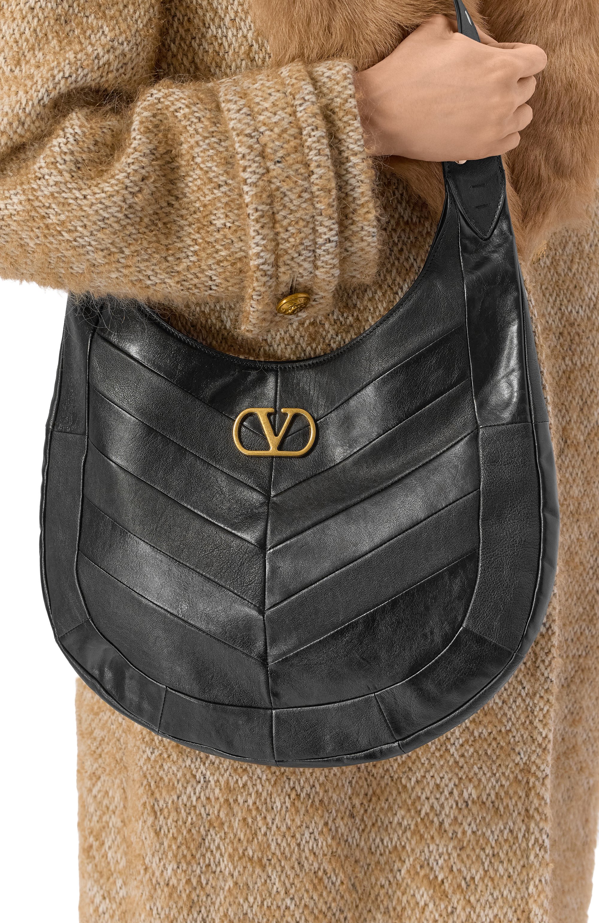 Сумка hoboho VALENTINO черного цвета по цене 309000 руб., арт. 8W2B0S29/GHA, фото 2 Сумка hoboho VALENTINO, арт. 8W2B0S29/GHA, фото 2